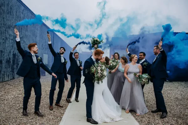 capa post: saída dos noivos com bomba de fumaça