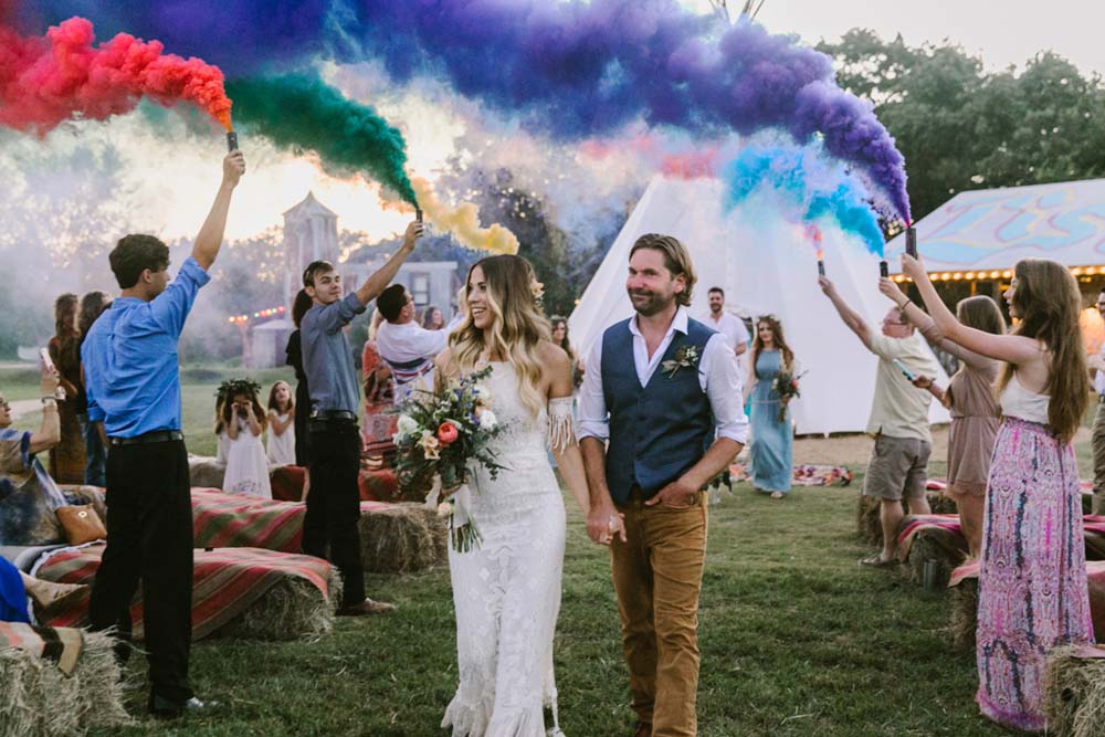 saída dos noivos com fumaça colorida