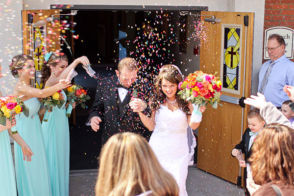 saída do noivos com granulado colorido