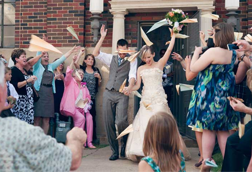 saída dos noivos com aviãozinho de papel