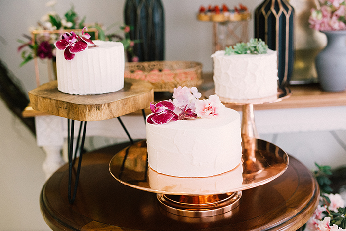 Três bolos de casamento com flores