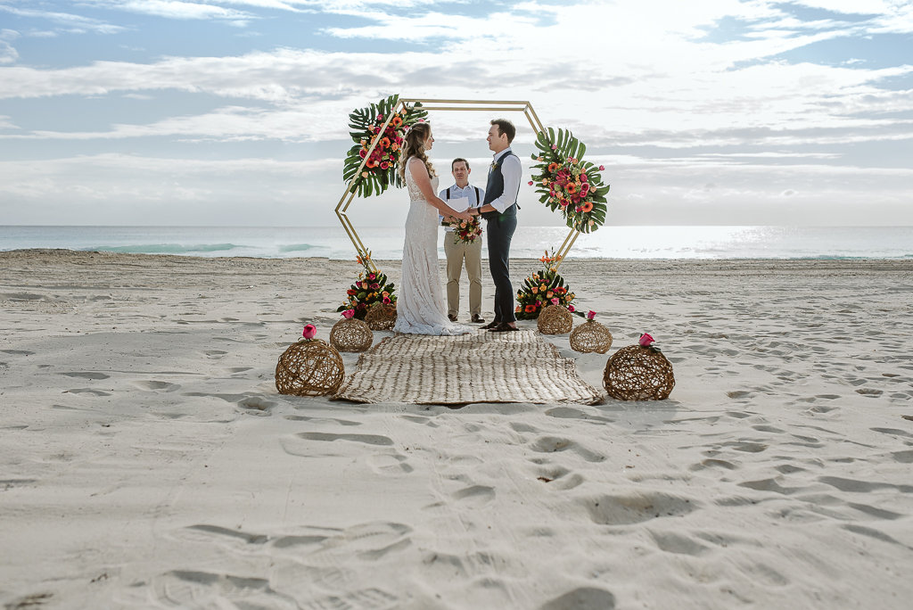 Elopement pé na areia numa manhã encantada em Cancún &#8211; Mari &#038; Bruno