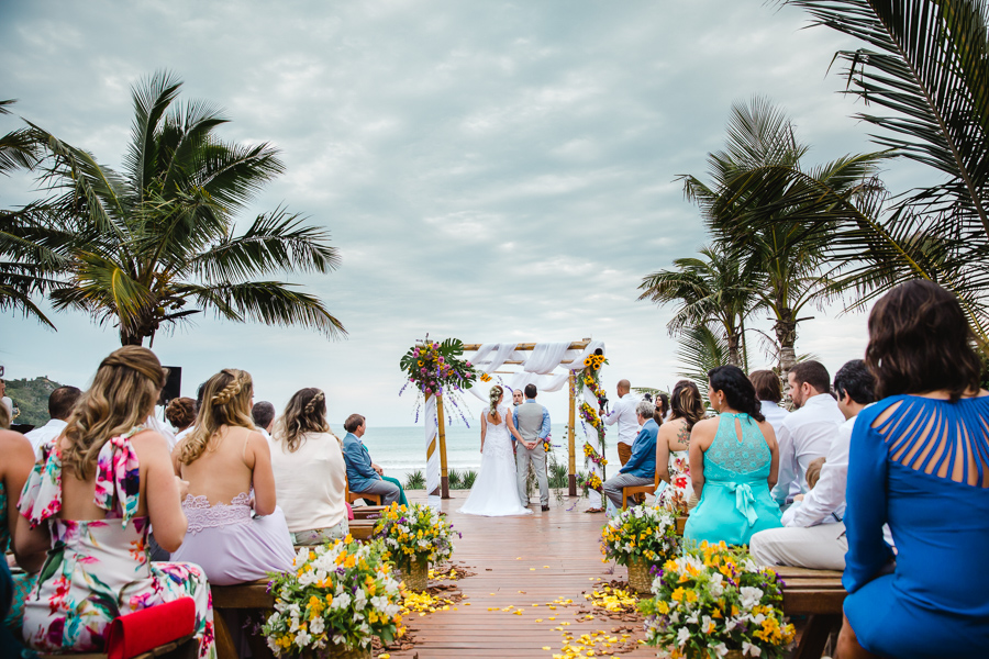 Mini wedding descontraído na beira da praia com o por do sol em Búzios &#8211; Tati &#038; Victor