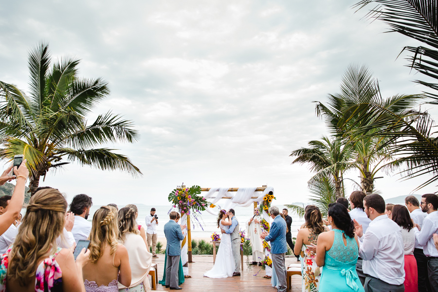 Mini wedding descontraído na beira da praia com o por do sol em Búzios &#8211; Tati &#038; Victor