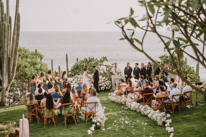 Cerimônia de mini wedding ao livre com vista para a praia