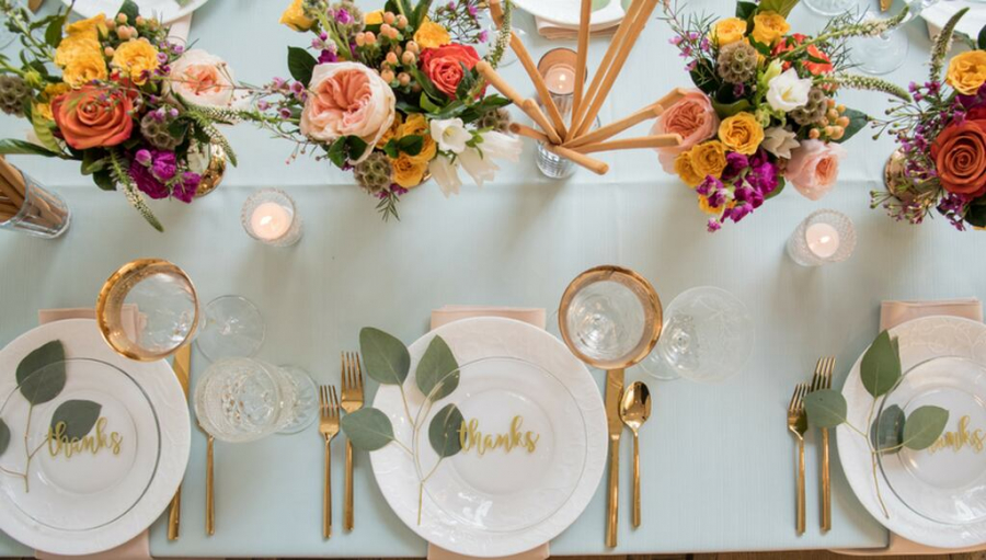 mesa para convidados em mini wedding com decoração em tons de laranja