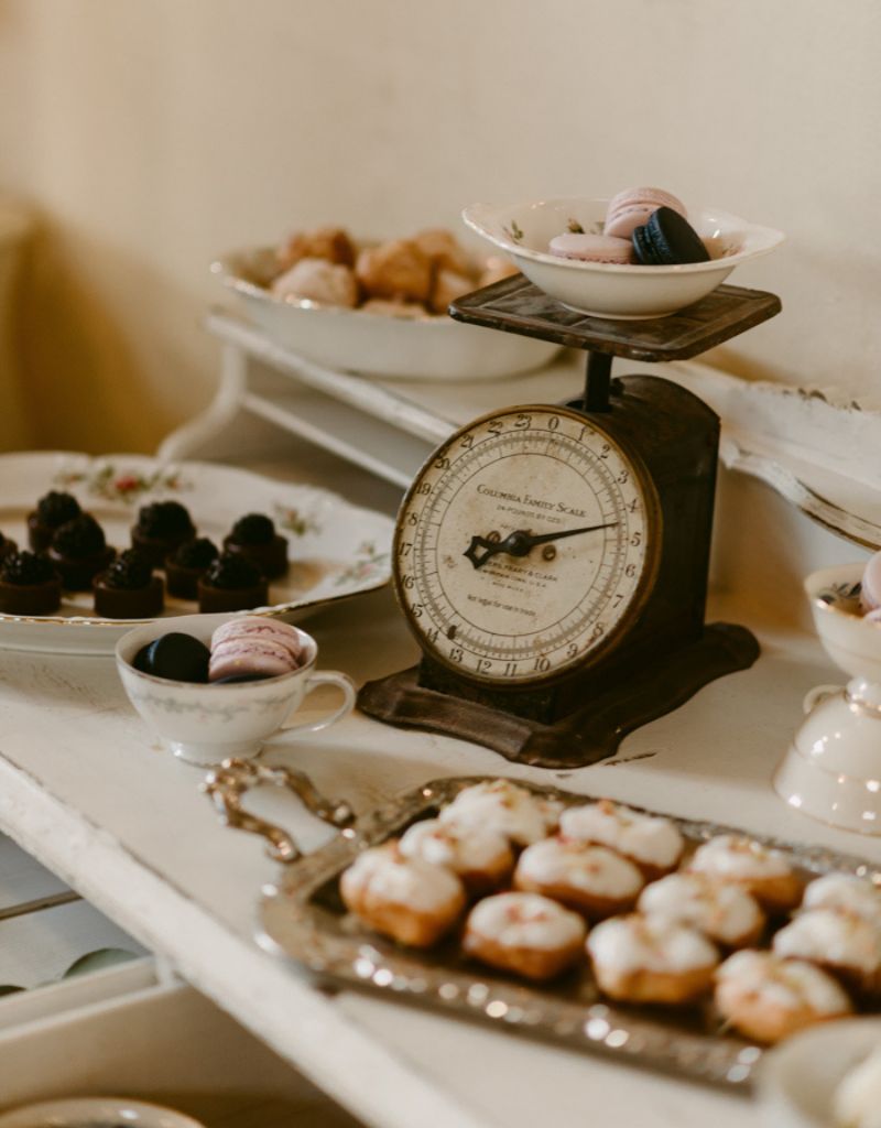mesa de doces em mini wedding vintage com objeto antigo