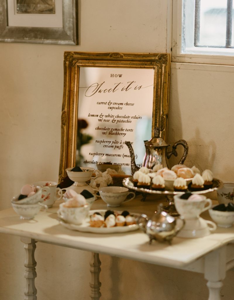 mesa mesa de doces em mini wedding vintage com bule antigo