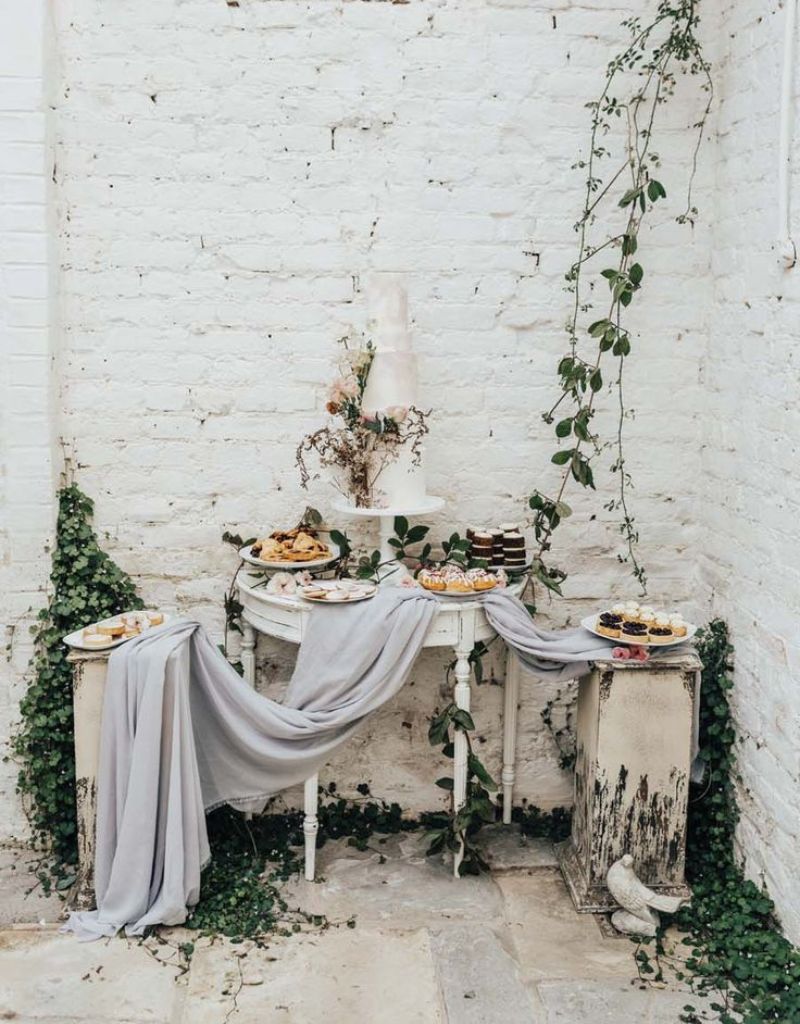 mesa do bolo com tecido para mini wedding