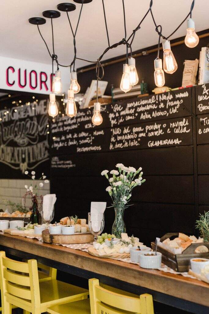 Mini wedding em restaurante decorado com varal de luzes