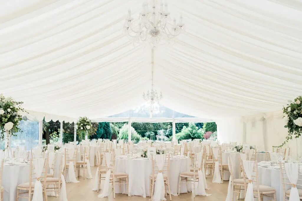 mesa com decoração clássica para mini wedding ao ar livre