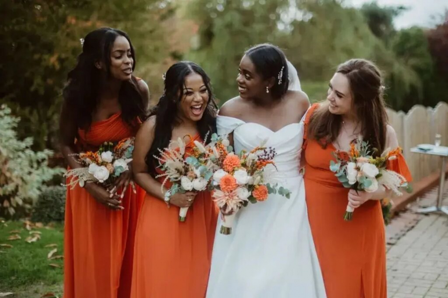 noiva e madrinhas em mini wedding em tons laranja ao ar livre