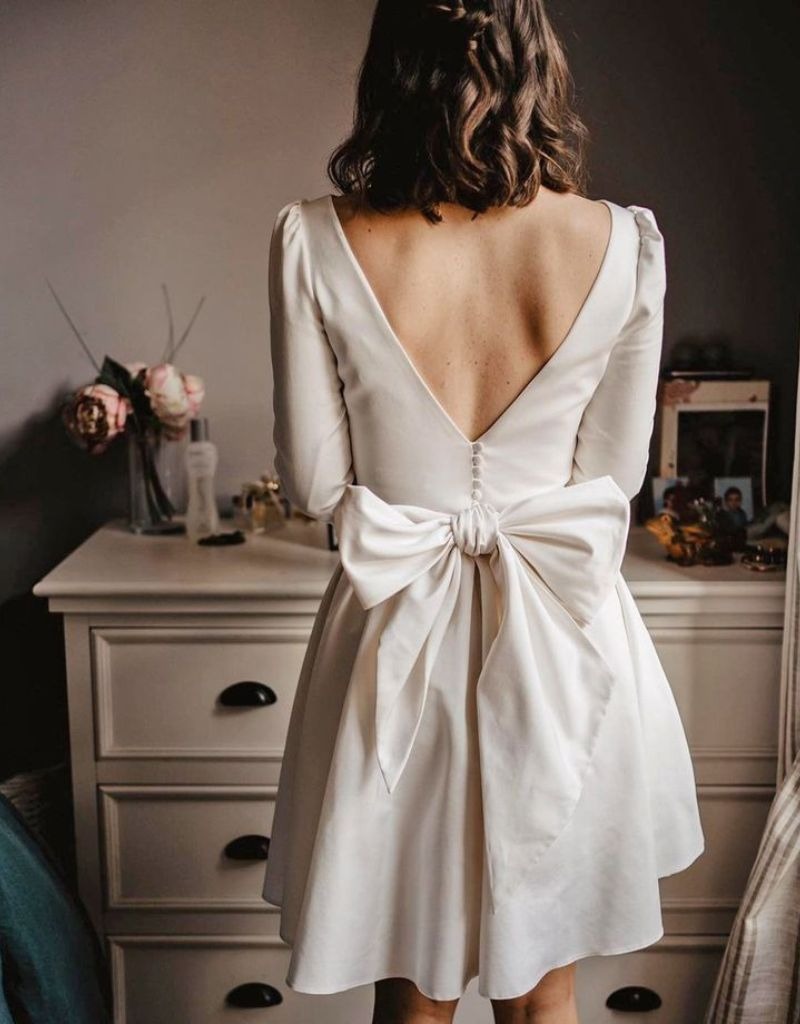 vestido de noiva curto com laço nas costas