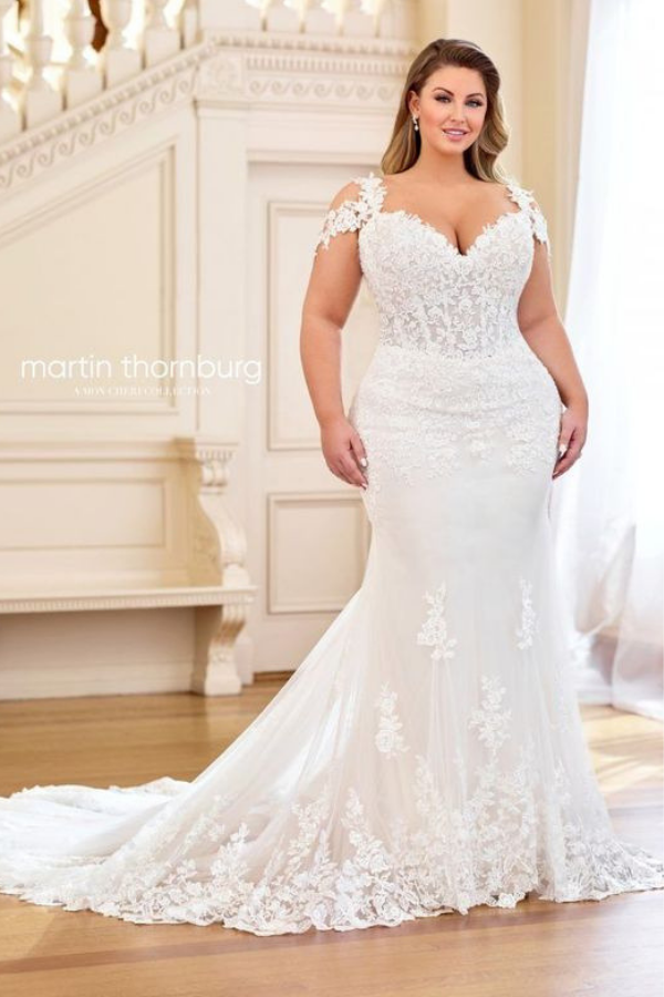 mulher com vestido de noiva plus size sereia