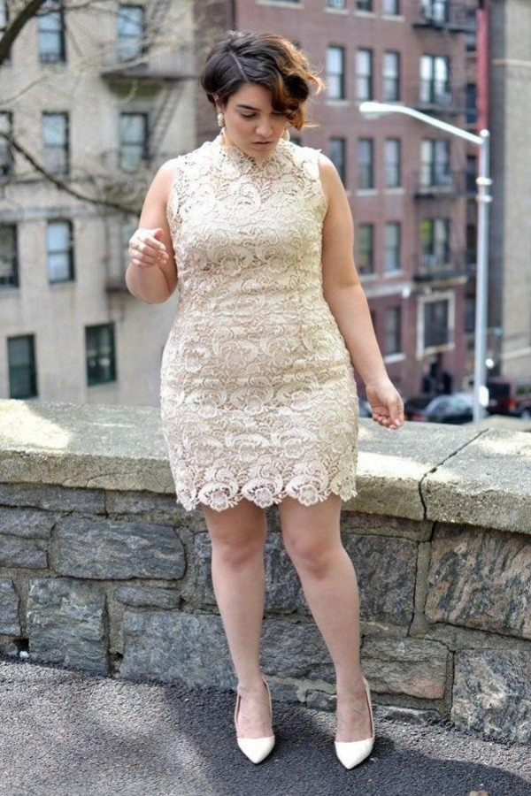 mulher com vestido de noiva plus size curto