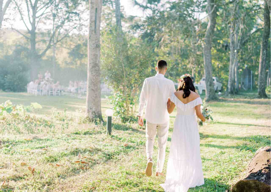 casal caminhando no campo de mãos dadas comemorando bodas de casamento