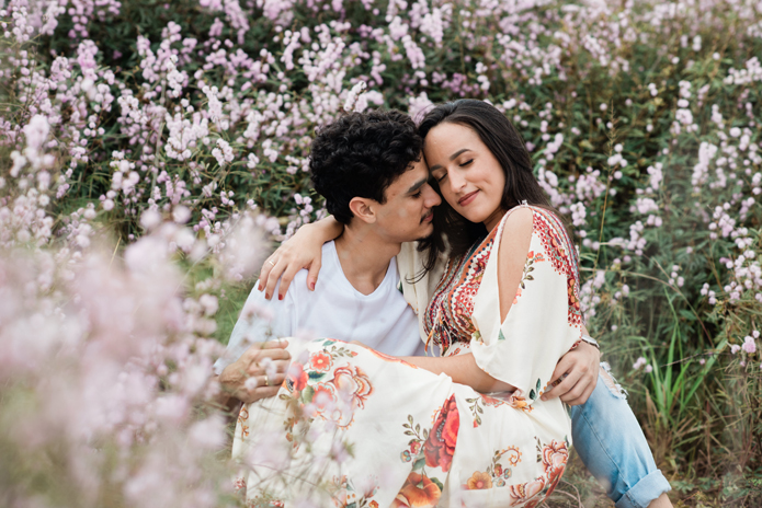 Ensaio pre-wedding cheio de cumplicidade e amor ao ar livre – Bia & Davi
