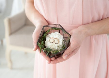 capa post: porta aliança geométrico de vidro