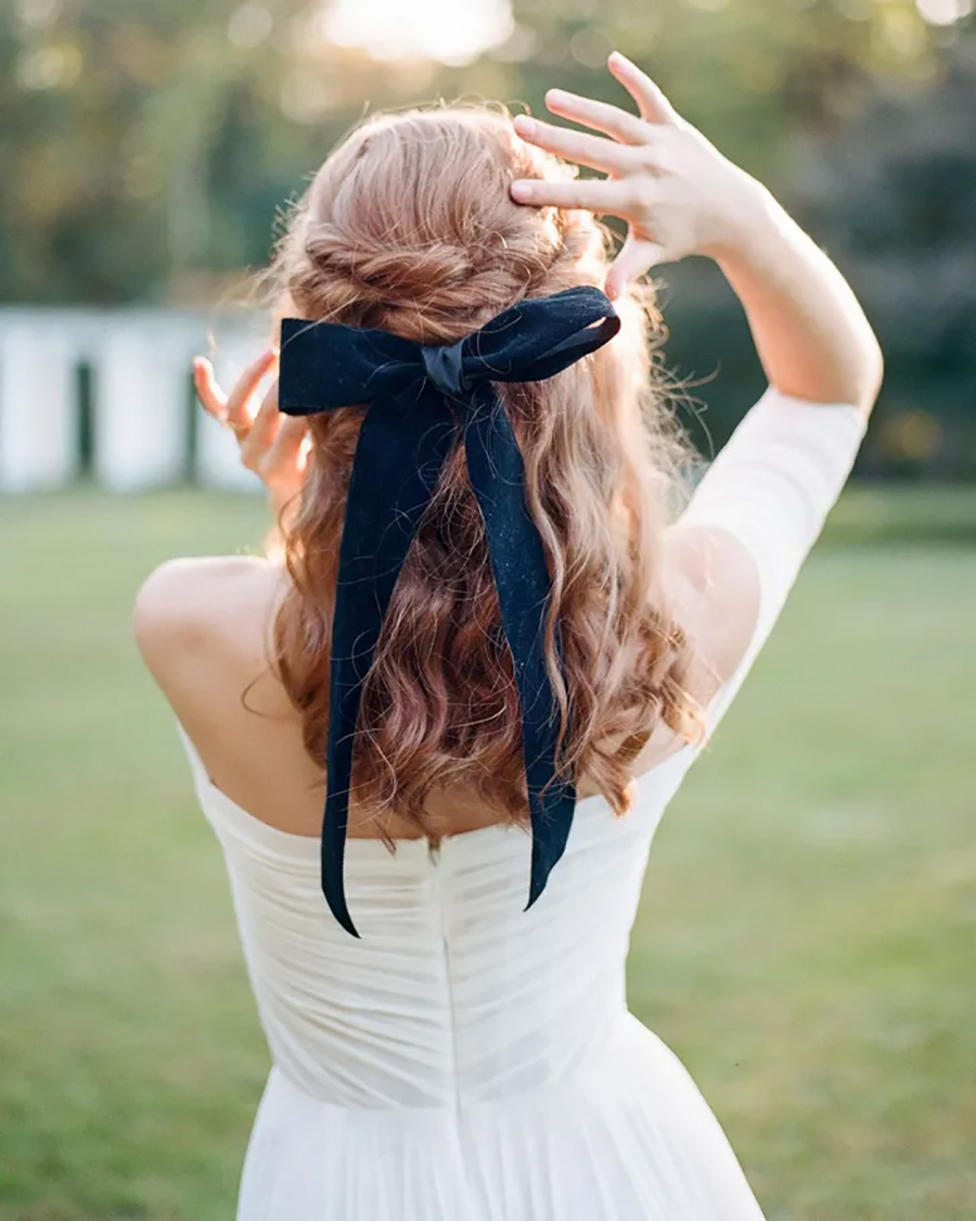  penteado de noiva com tranças e laço preto