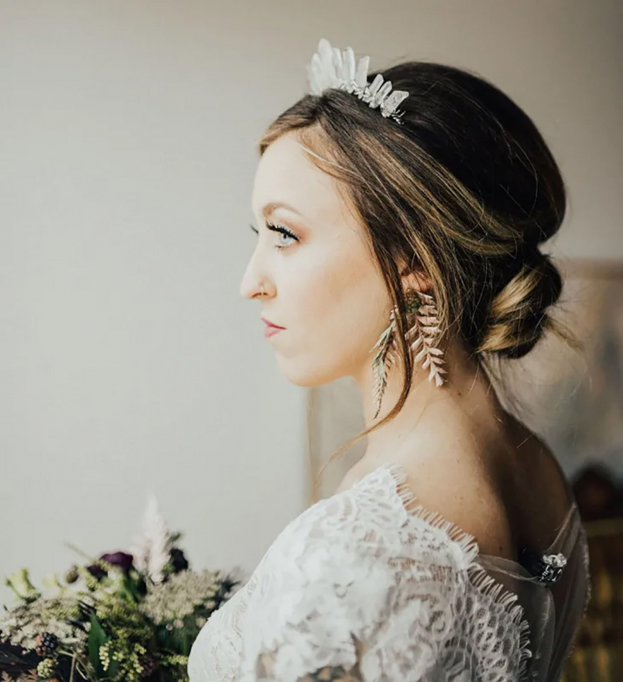  penteado de noiva com coque baixo e tiara