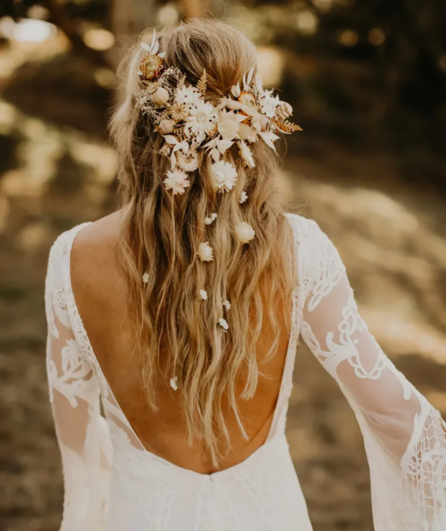  penteado de noiva Cabelo semipreso com flores boho