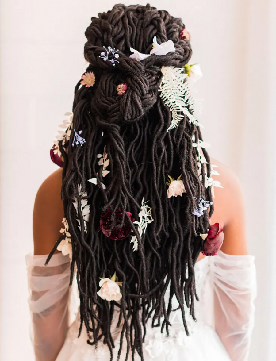 penteado de noiva Dreads com tranças e flores