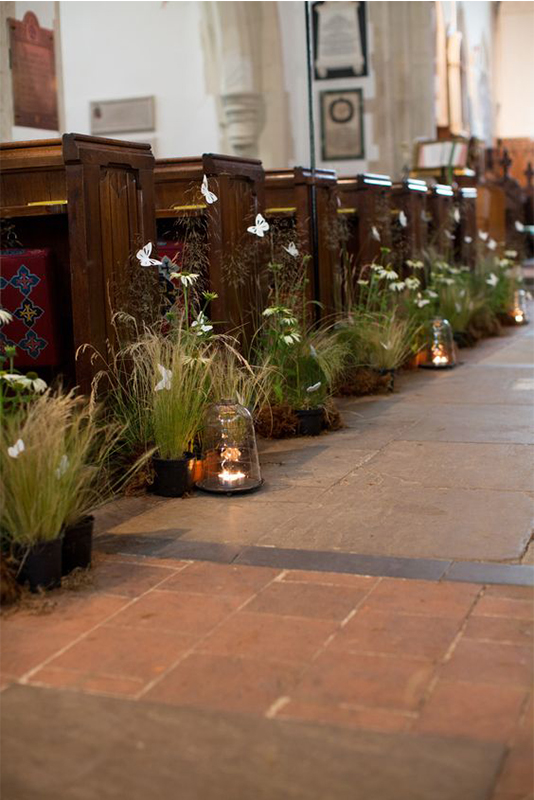 caminho da noiva decorado com vasos no chão