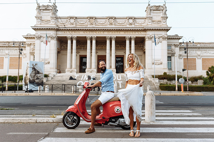 casal em lua de mel em roma em frente ao um museu