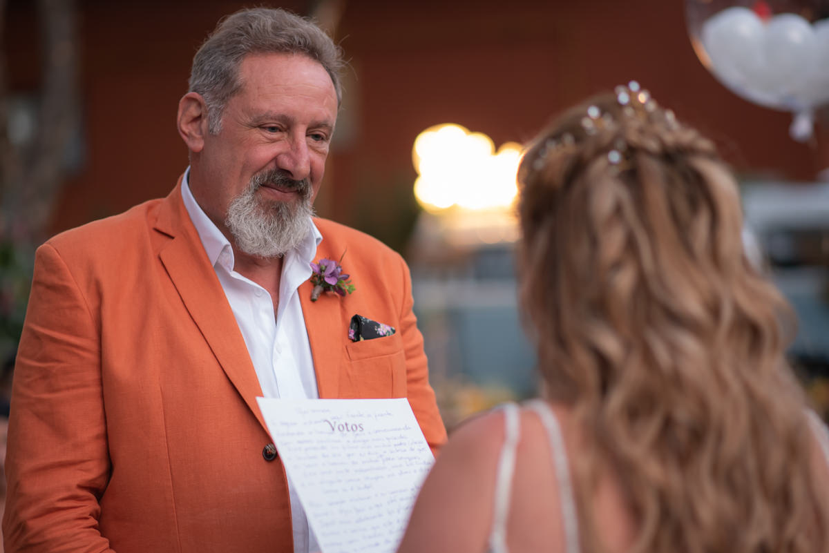 Noivo surpreende ao usar terno laranja em casamento no campo