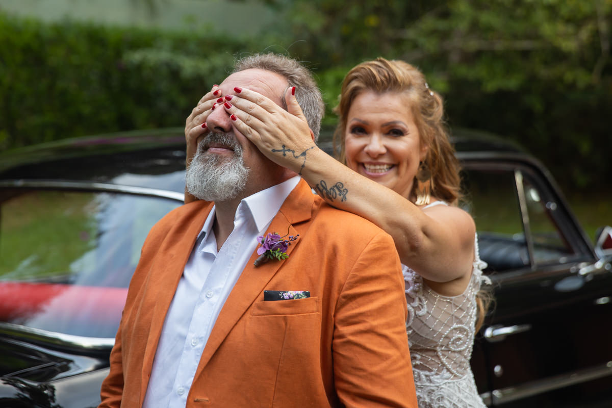 Noivo surpreende ao usar terno laranja em casamento no campo