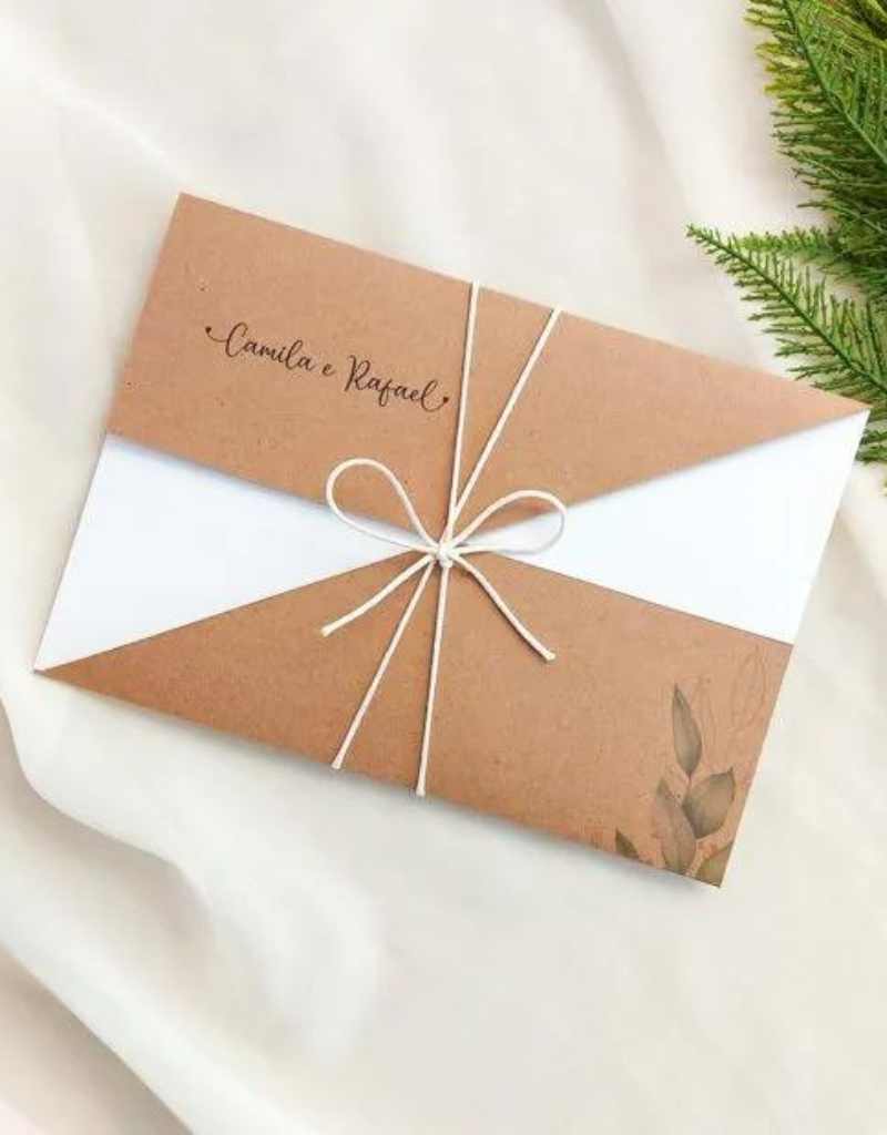 convite de casamento rústico com envelope em papel kraft e fechamento em barbante encerado