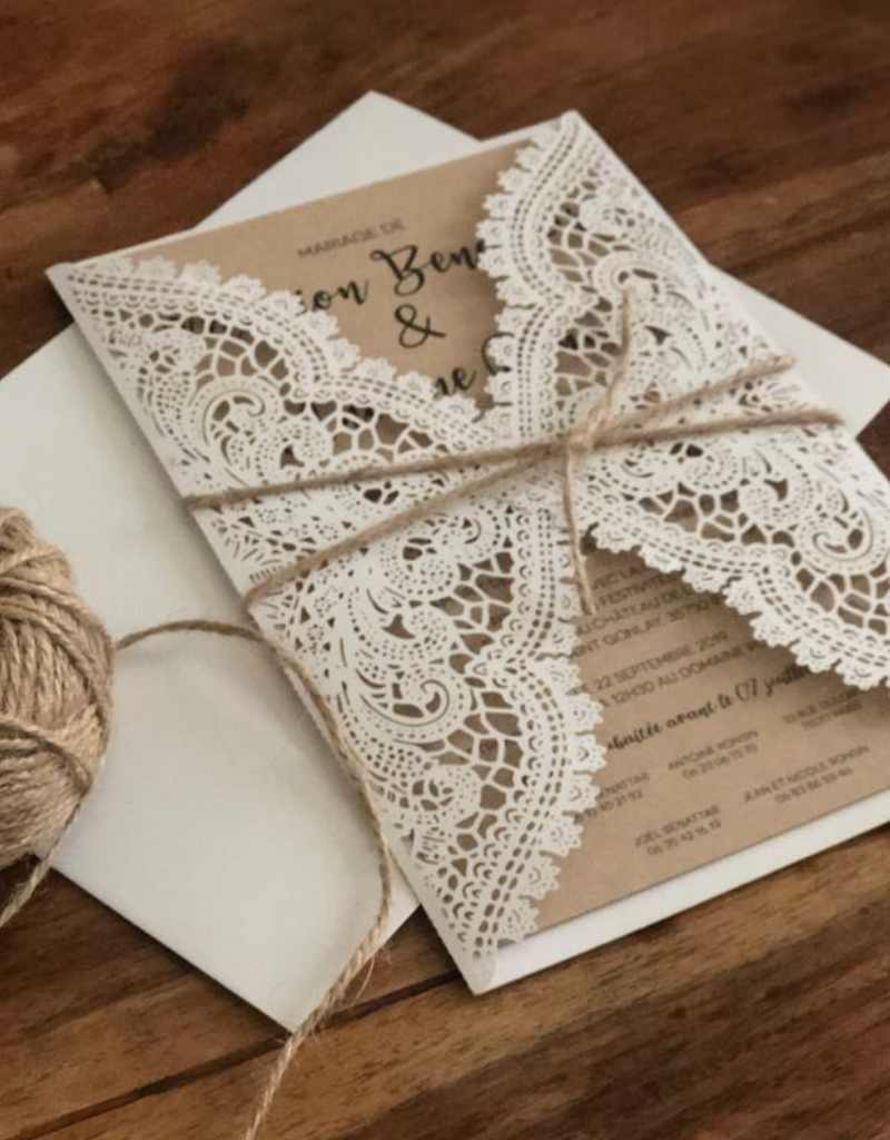 convite de casamento rústico com papel rendado e sisal