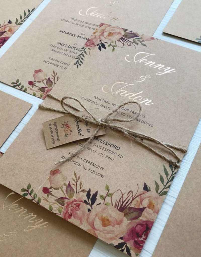 convite de casamento rústico de papel kraft com ilustrações florais e corda de sisal