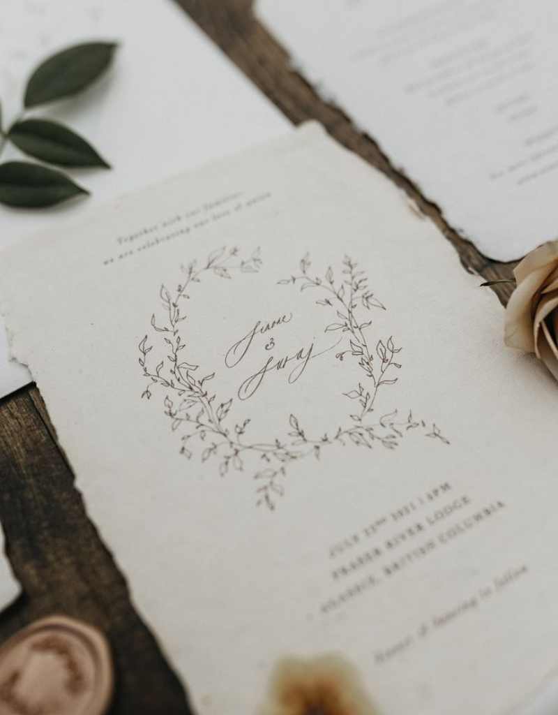convite de casamento rústico confeccionado em papel algodão com bordas rasgadas
