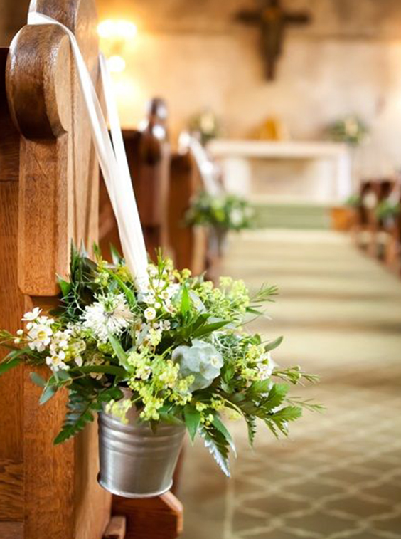 decoração de casamento na igreja com vasinho de flores nos bancos