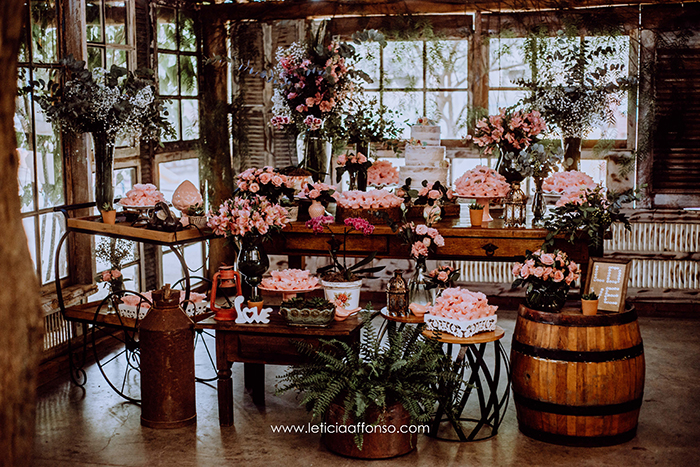 flor brasileira mesa de bolo e doces de casamento