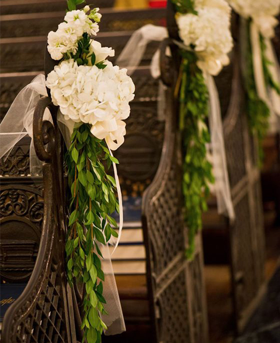 flores e folhagens para decoração de casamento na igreja em bancos