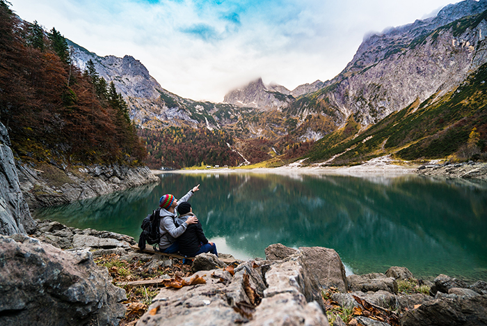 casal em lua de mel nas montanhas em frente a lago