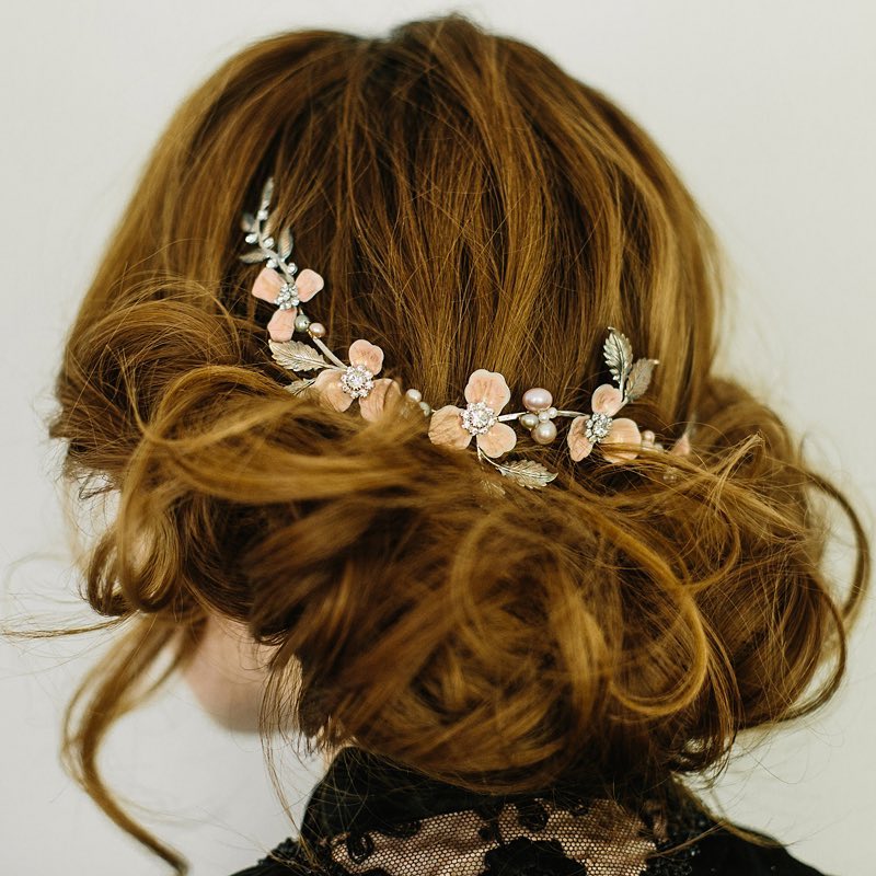 penteado de noiva Cabelo preso com pente floral