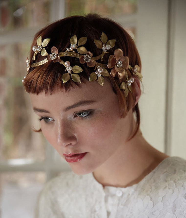 penteado de noiva curto com tiara com flores