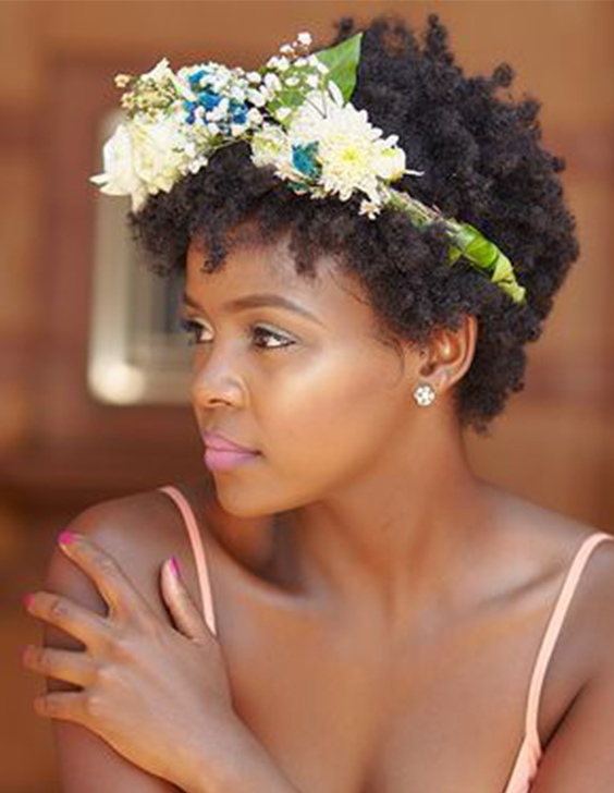 CAbelo afro curto com tiara de flores