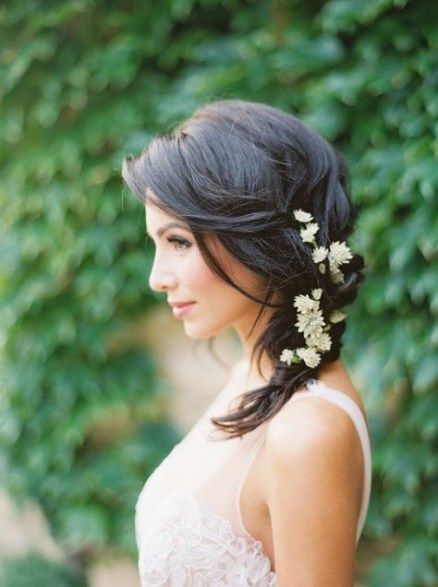 penteado de noiva Trança lateral com flores brancas