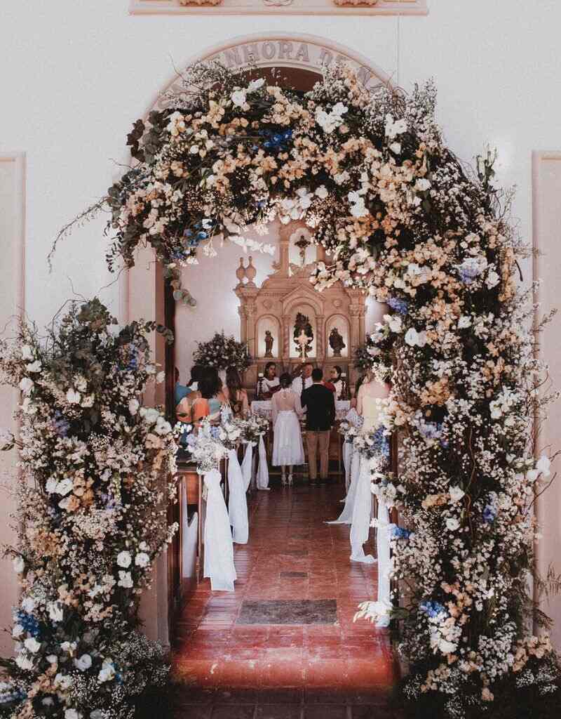 arco de flores decorando entrada da igreja