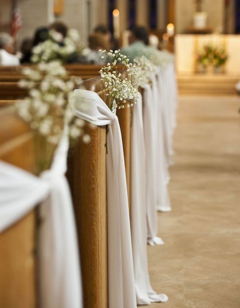 casamento na igreja com banco decorado com tule e flores
