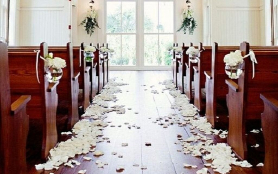 caminho da noiva em igreja decorado com pétalas