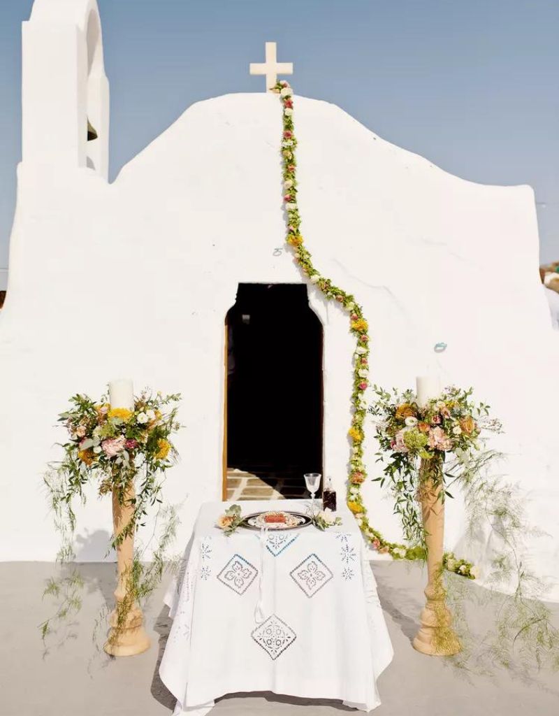 capela com fio de flores na entrada para decoração de casamento na igreja
