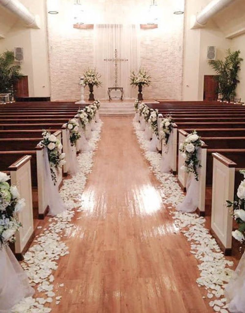casamento na igreja com corredor decorado com pétalas