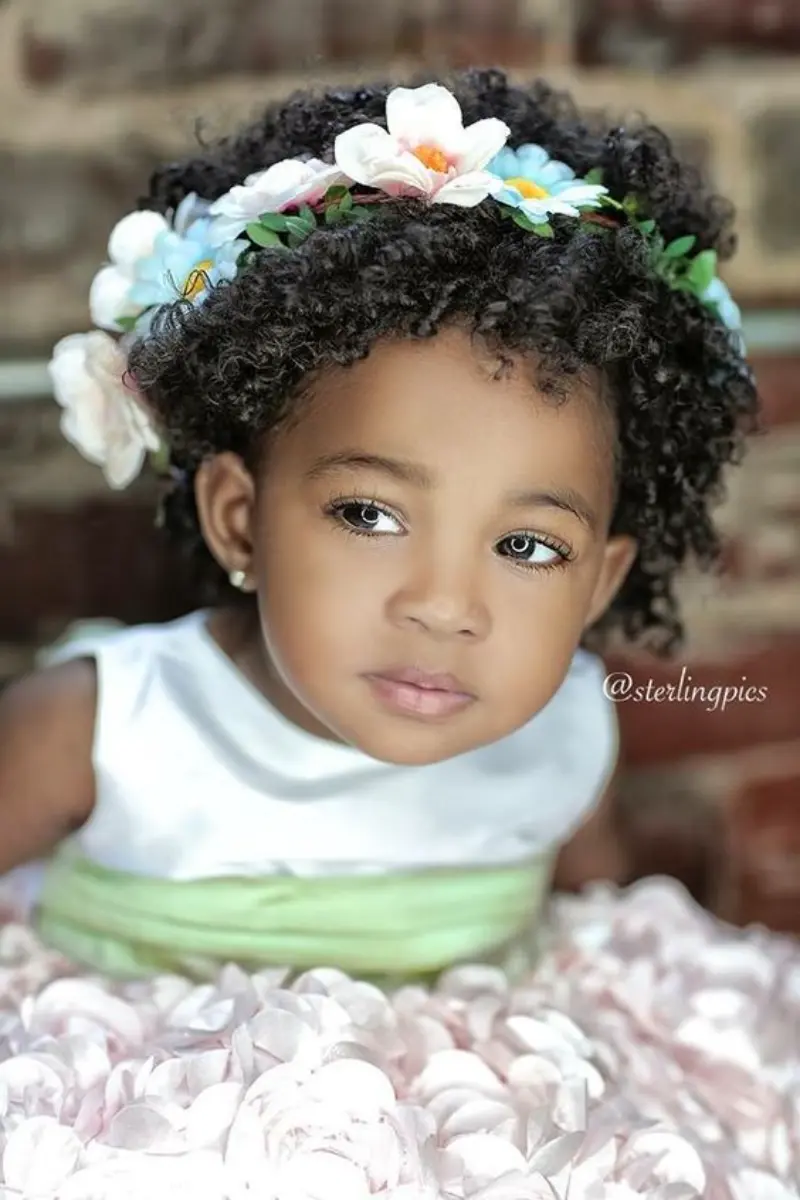 daminha de casamento com cabelo cacheado e coroa