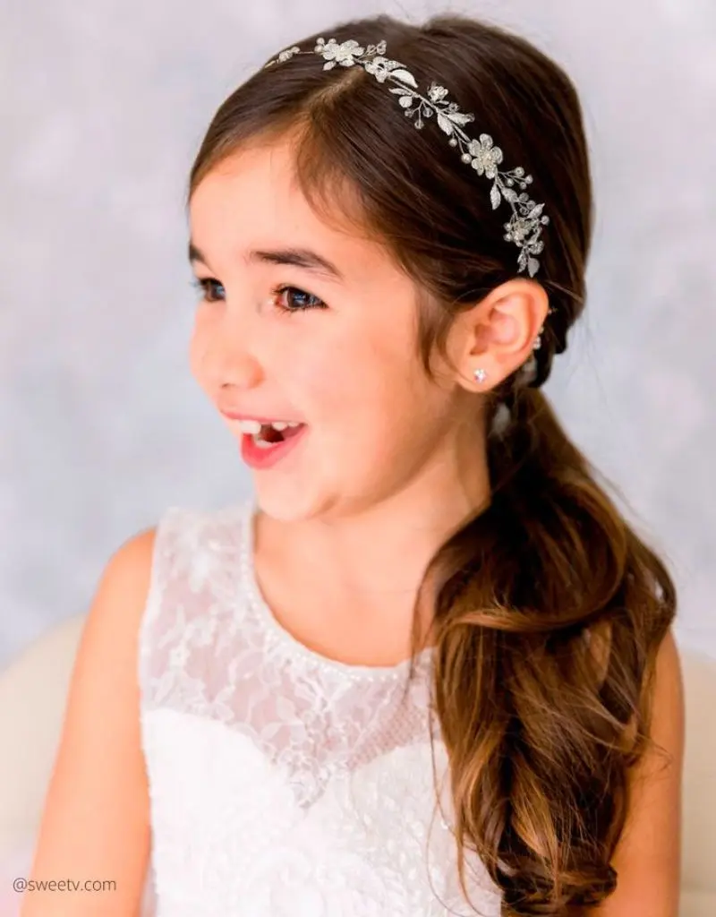 daminha com tiara no penteado