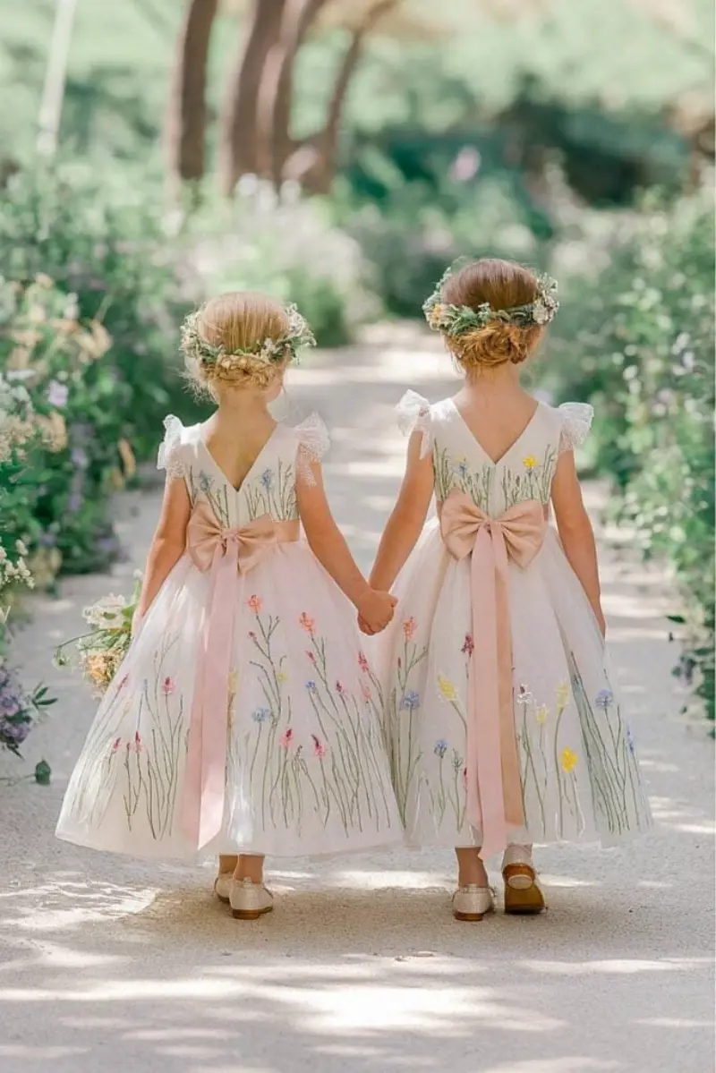 daminhas de mãos dadas caminhando
